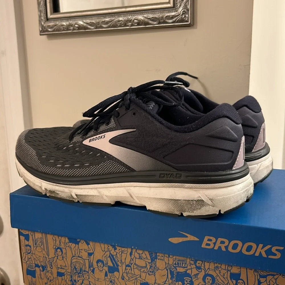 Brooks Dyad 11 Gray Sneakers Light Pink Trim Size Women’s 8.5M Great Padding